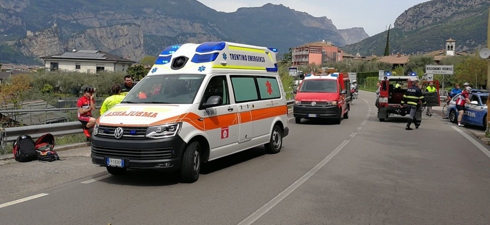 Scontro auto - bici, 59enne trasportato in condizioni gravissime al Santa Chiara